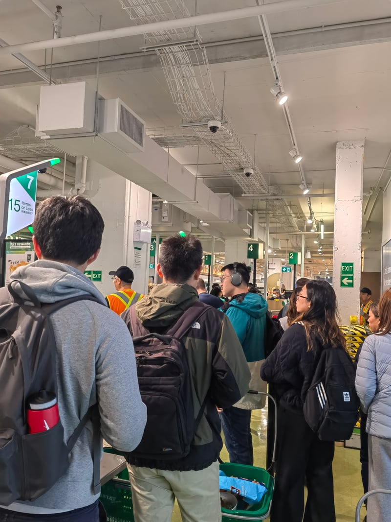 冬天来了，买菜排长龙